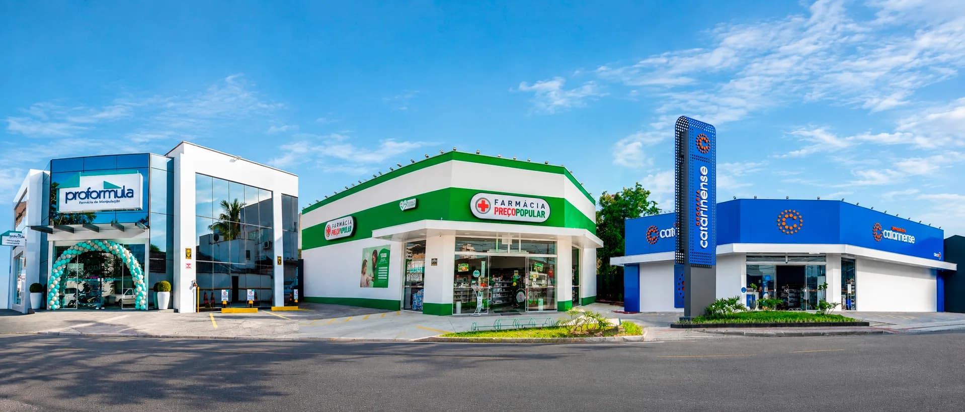 Fachadas das lojas Proformula, Drogaria Catarinense e Farmácia Preço Popular
